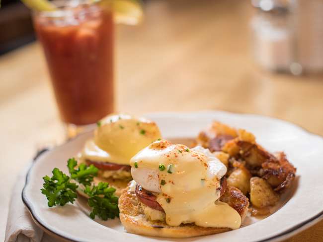 plate of eggs benedict