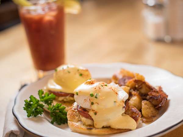 plate of eggs benedict