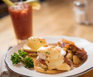 plate of eggs benedict