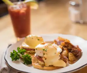 plate of eggs benedict